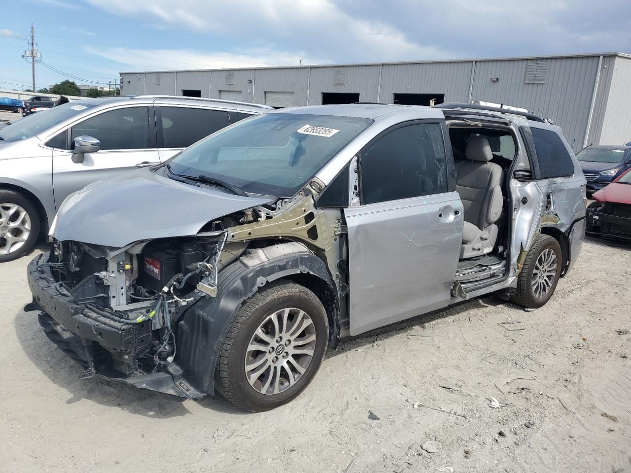 TOYOTA SIENNA XLE 2018