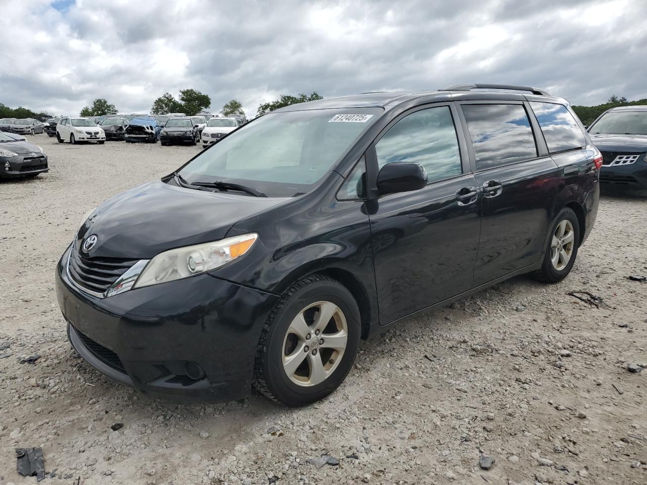 TOYOTA SIENNA LE 2017