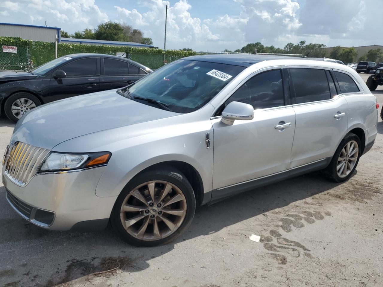 LINCOLN MKT 2011