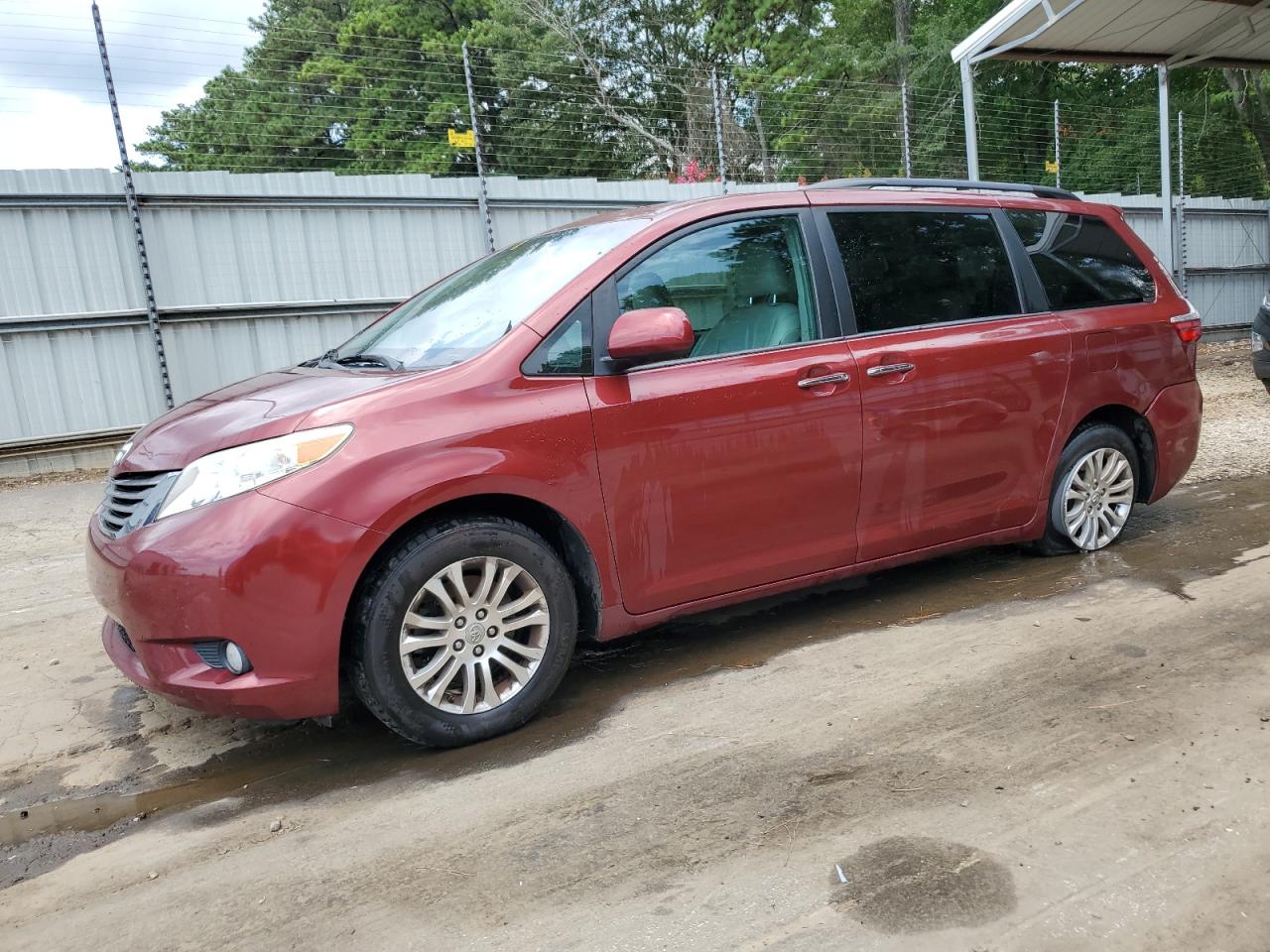 TOYOTA SIENNA XLE 2017
