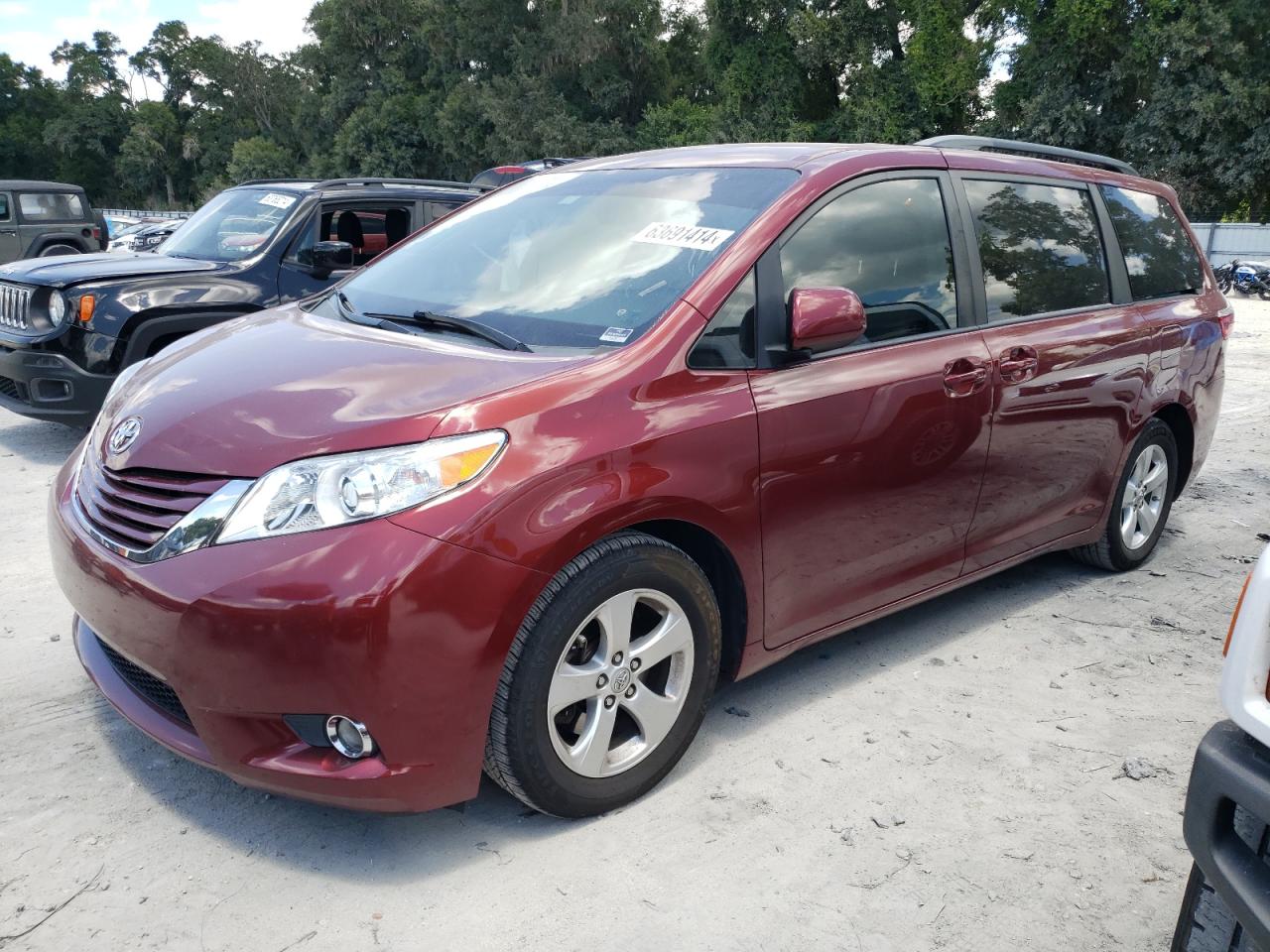 TOYOTA SIENNA LE 2015