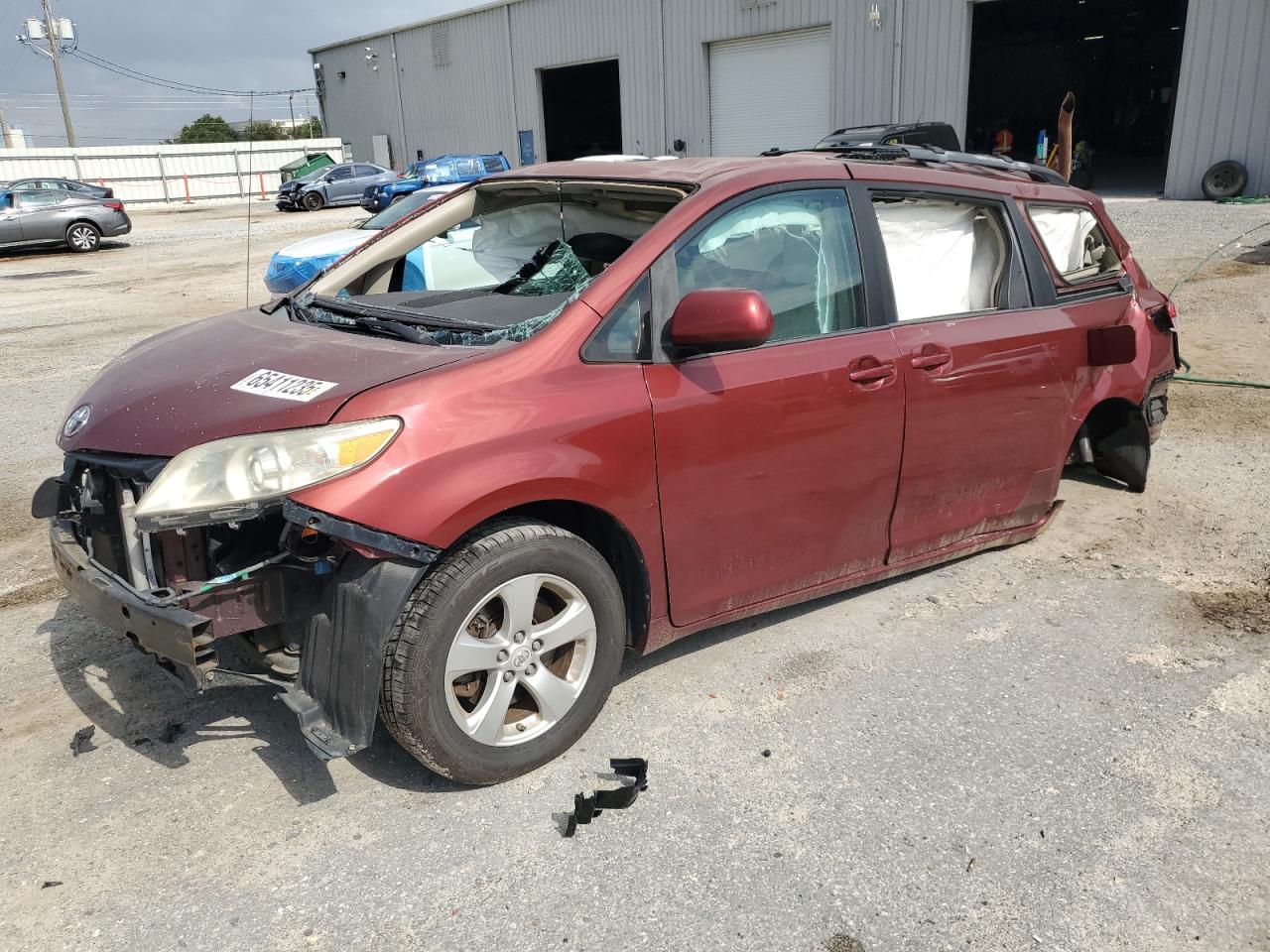 TOYOTA SIENNA LE 2011