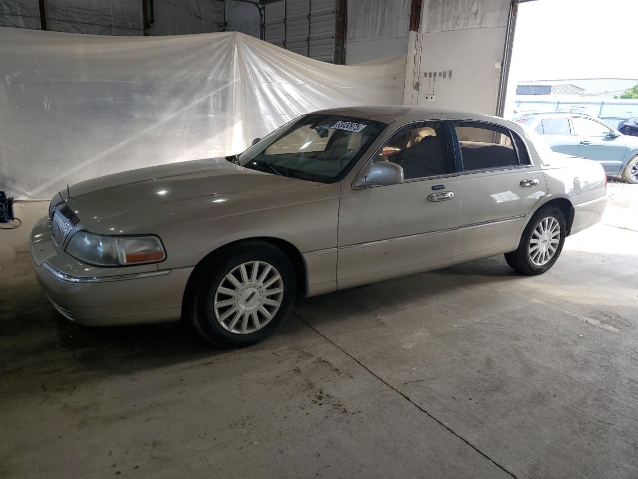 LINCOLN TOWN CAR E 2004