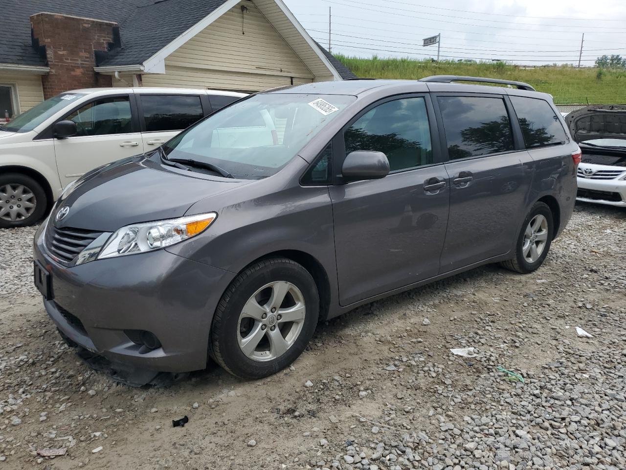 TOYOTA SIENNA LE 2017