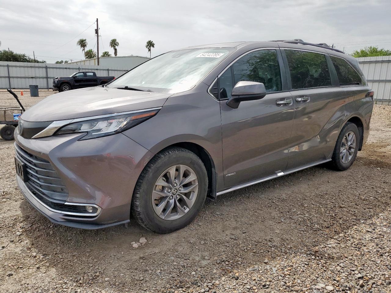 TOYOTA SIENNA XLE 2021