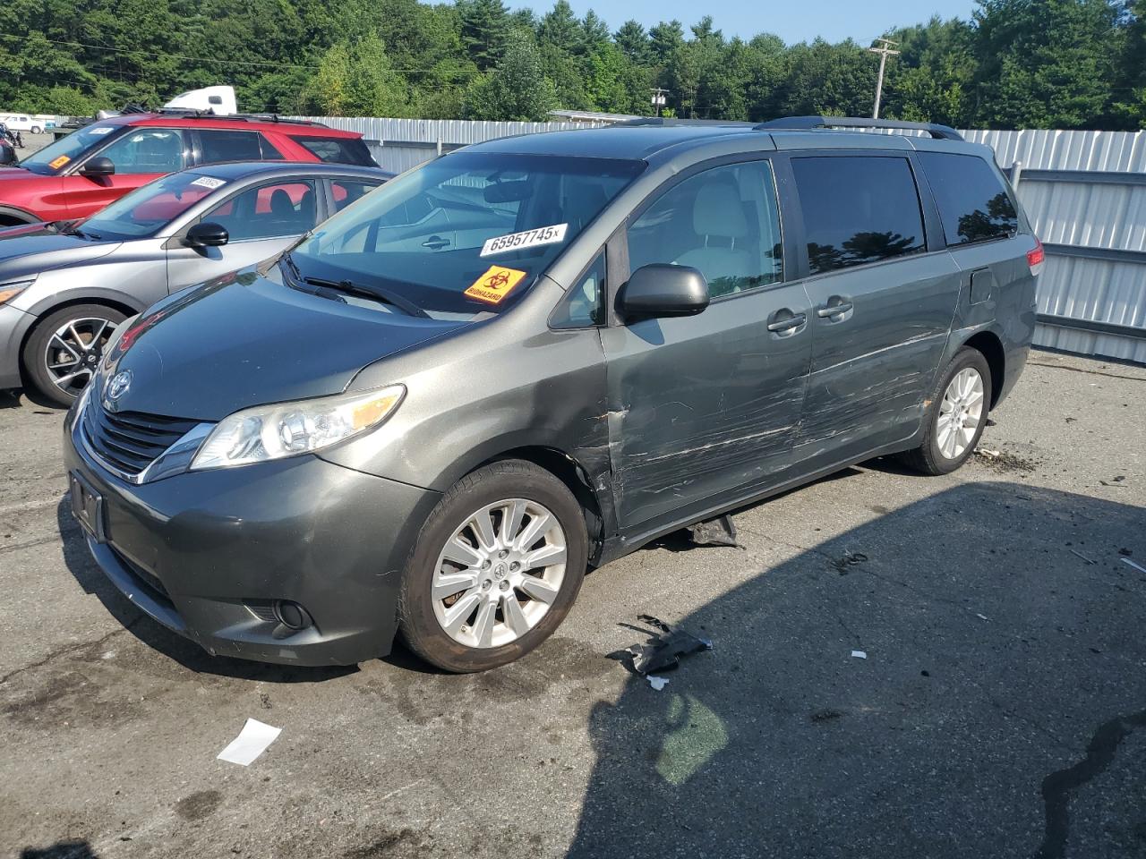 TOYOTA SIENNA LE 2014