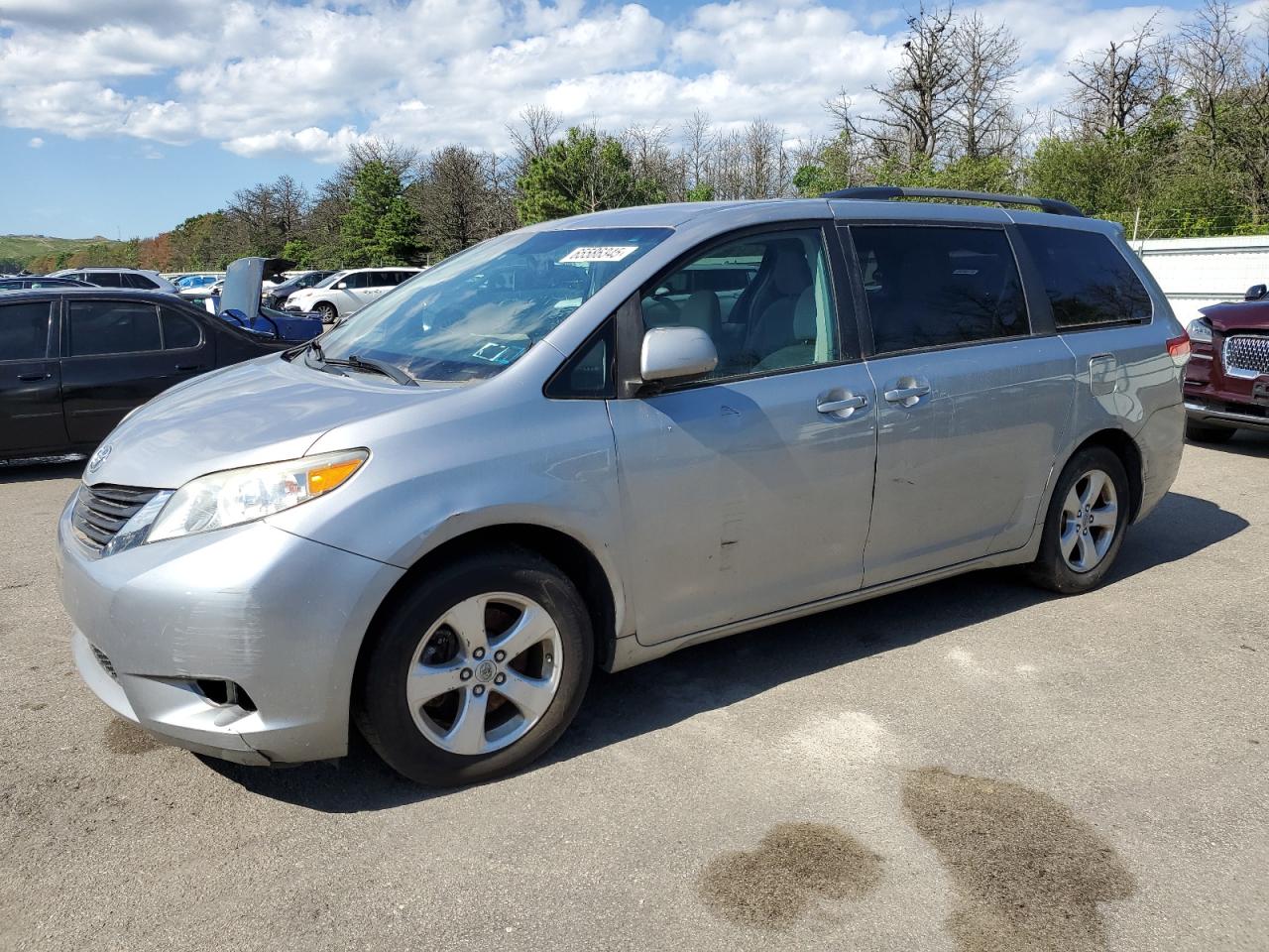 TOYOTA SIENNA LE 2011