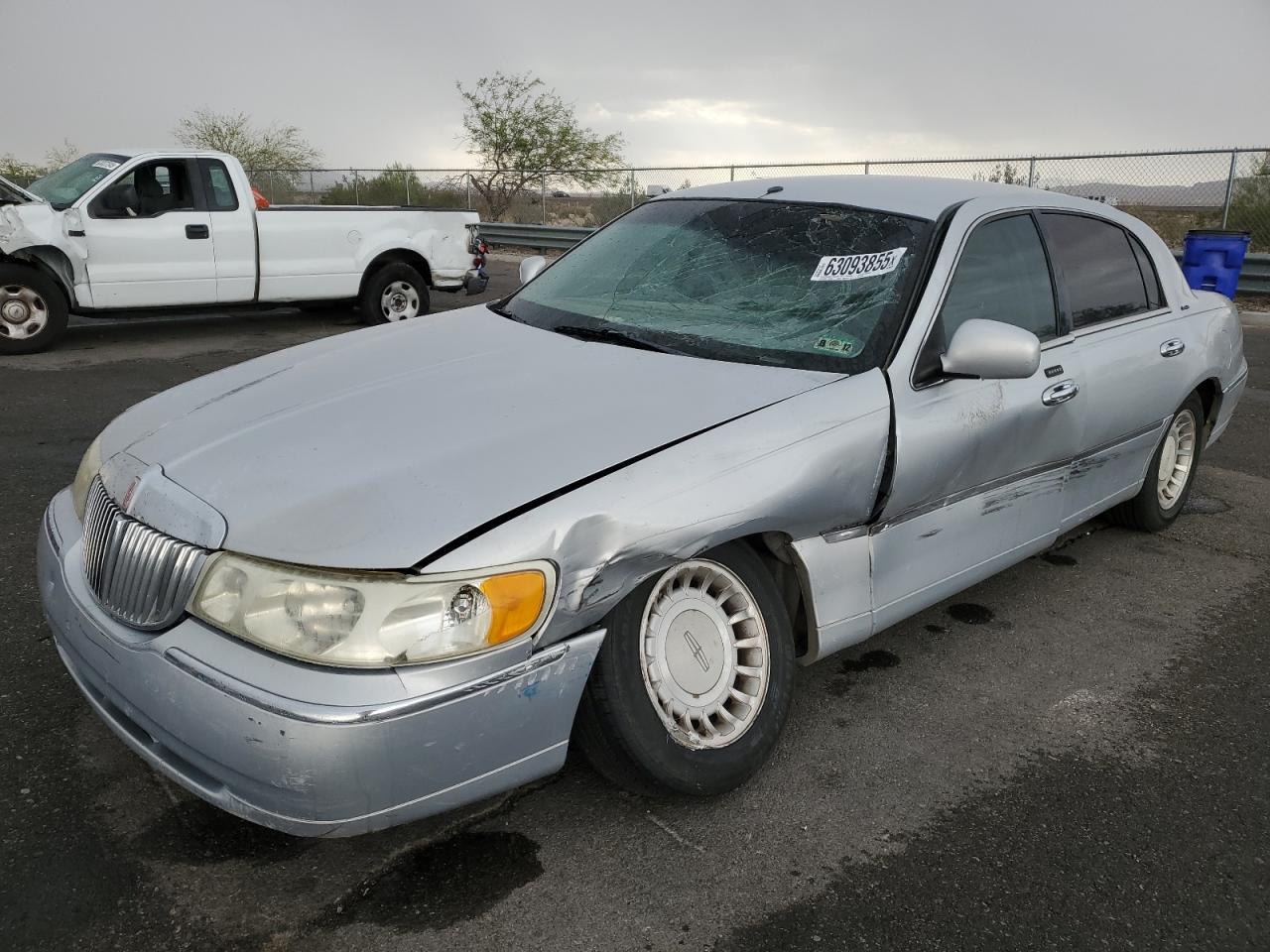 LINCOLN TOWN CAR E 2001