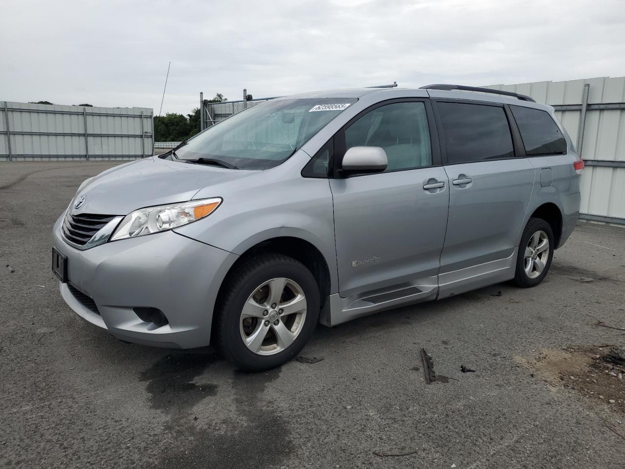 TOYOTA SIENNA LE 2014