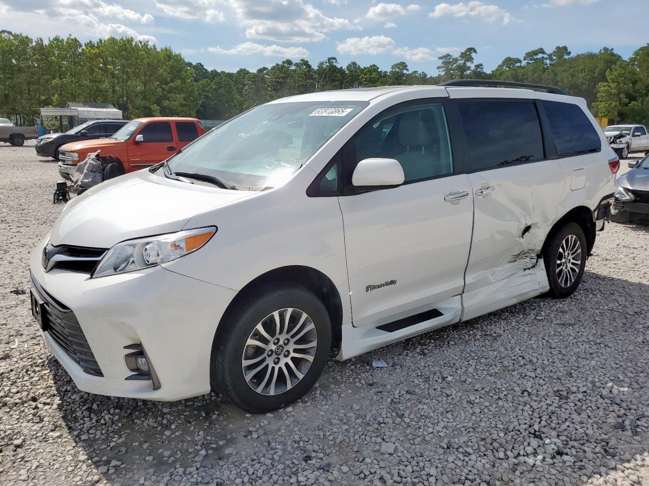 TOYOTA SIENNA XLE 2019