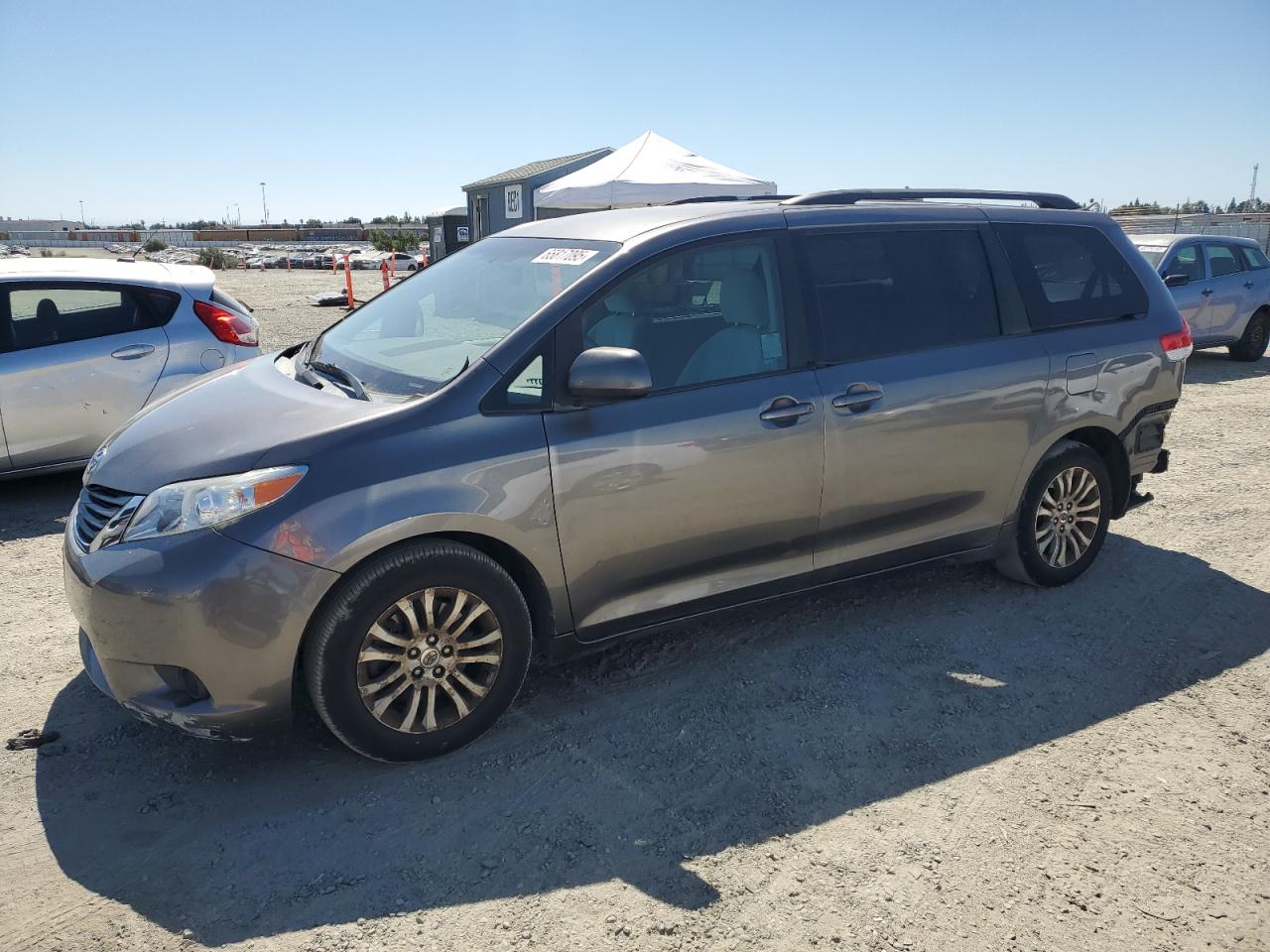 TOYOTA SIENNA LE 2011