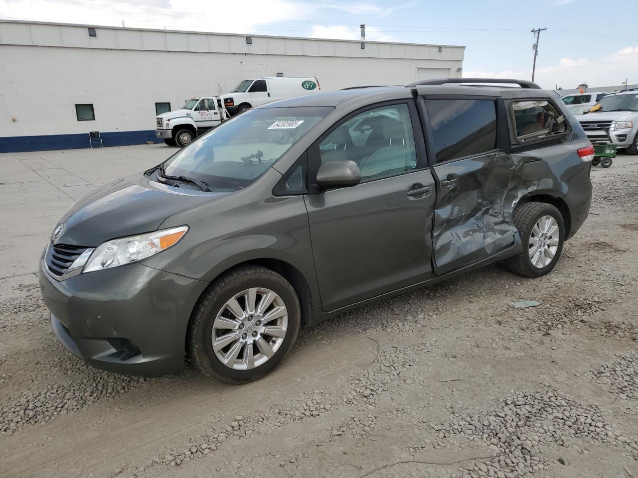 TOYOTA SIENNA LE 2011