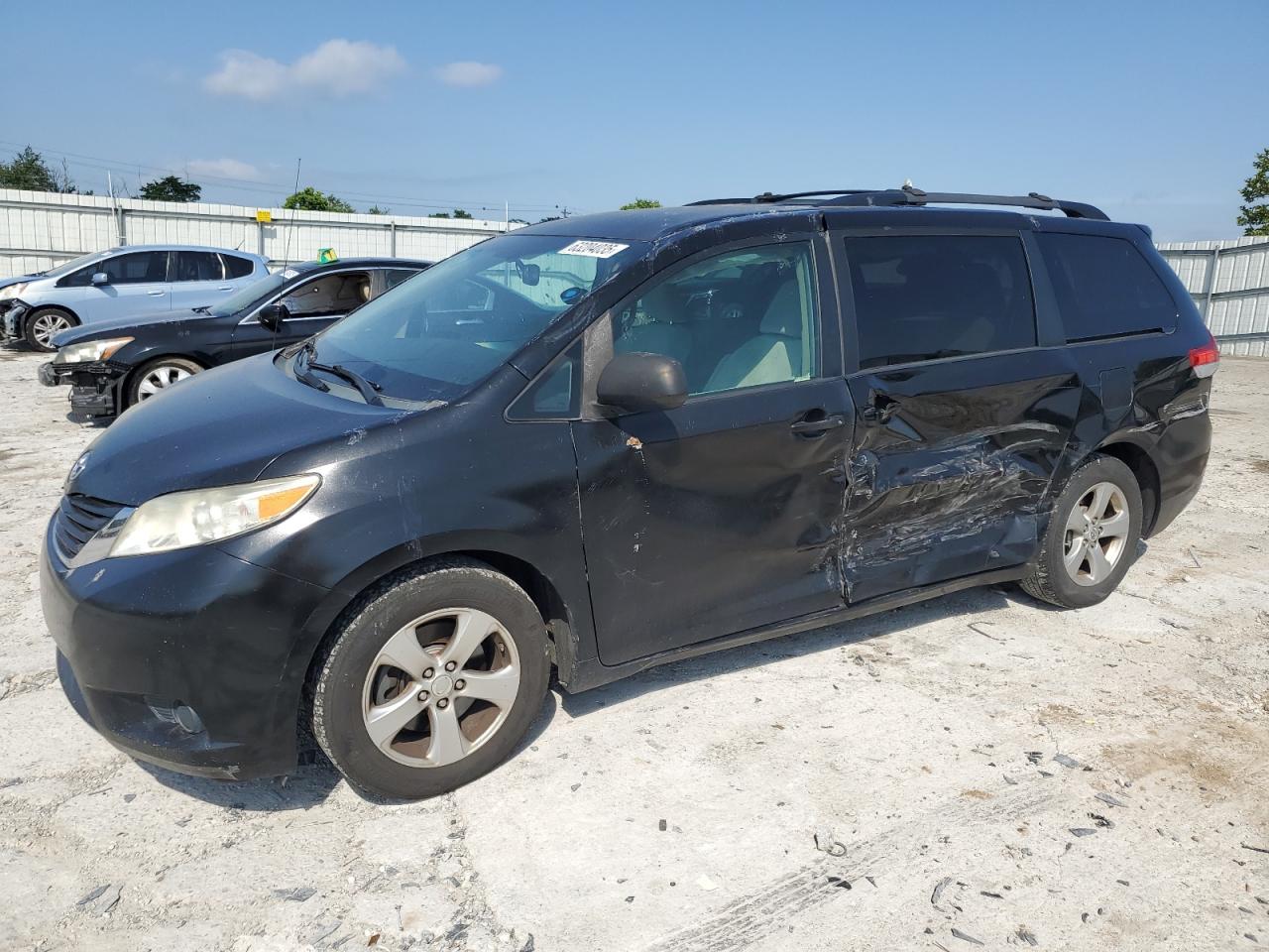 TOYOTA SIENNA LE 2011