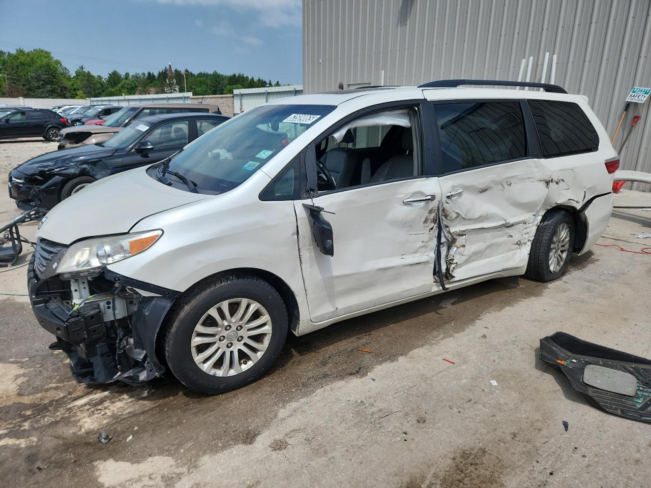 TOYOTA SIENNA XLE 2017