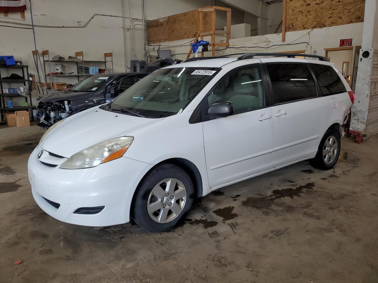 TOYOTA SIENNA CE 2010
