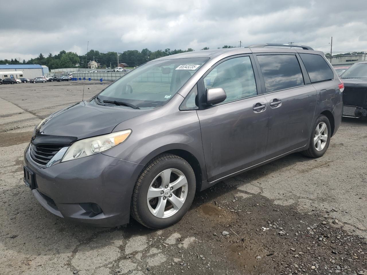 TOYOTA SIENNA LE 2013