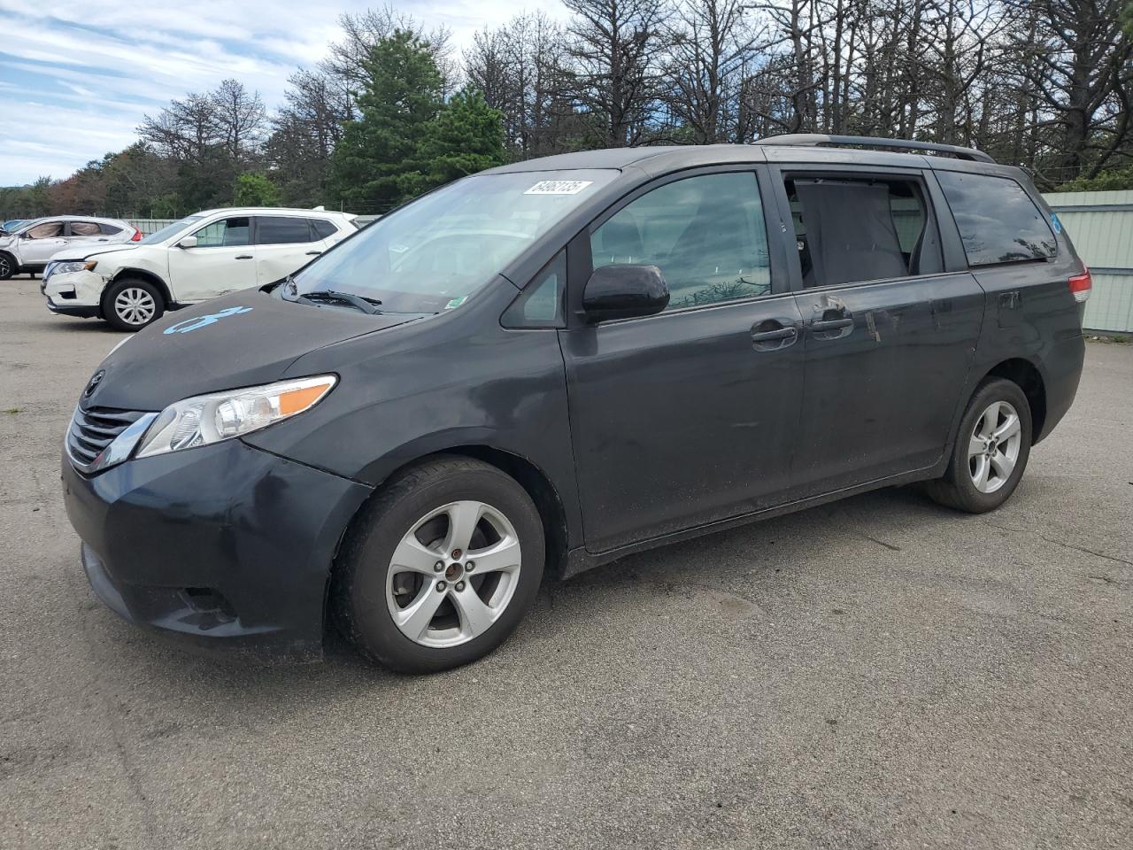 TOYOTA SIENNA LE 2013