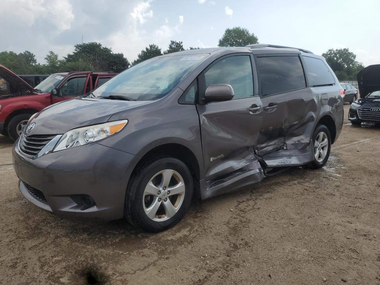TOYOTA SIENNA LE 2013