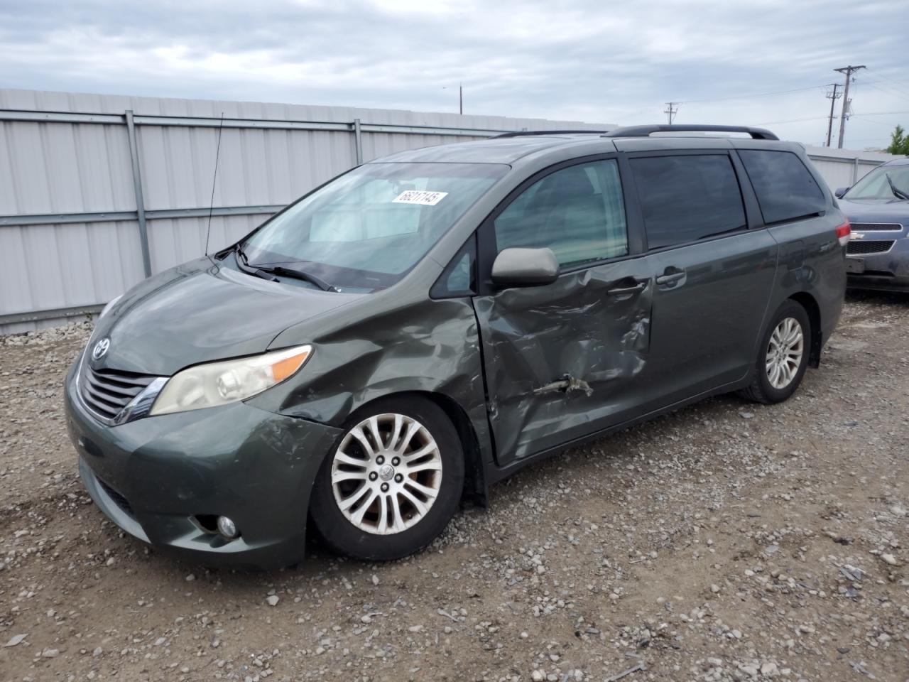 TOYOTA SIENNA XLE 2013