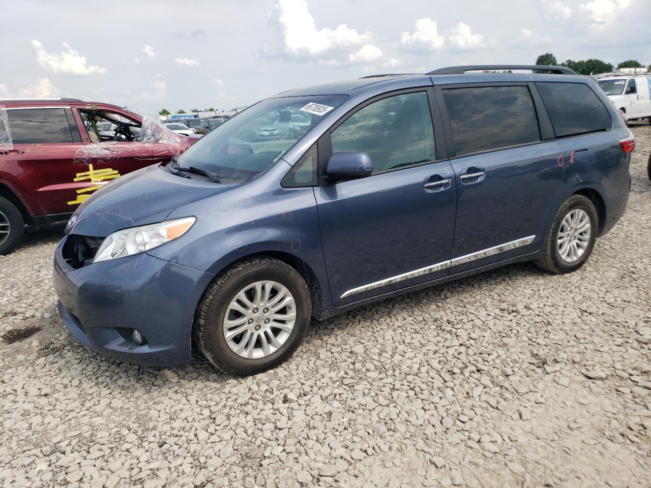 TOYOTA SIENNA XLE 2017