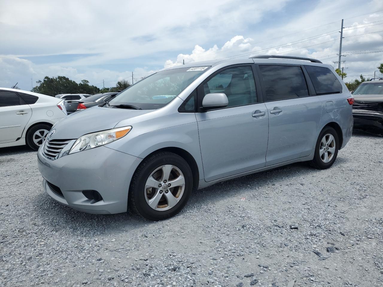 TOYOTA SIENNA LE 2015