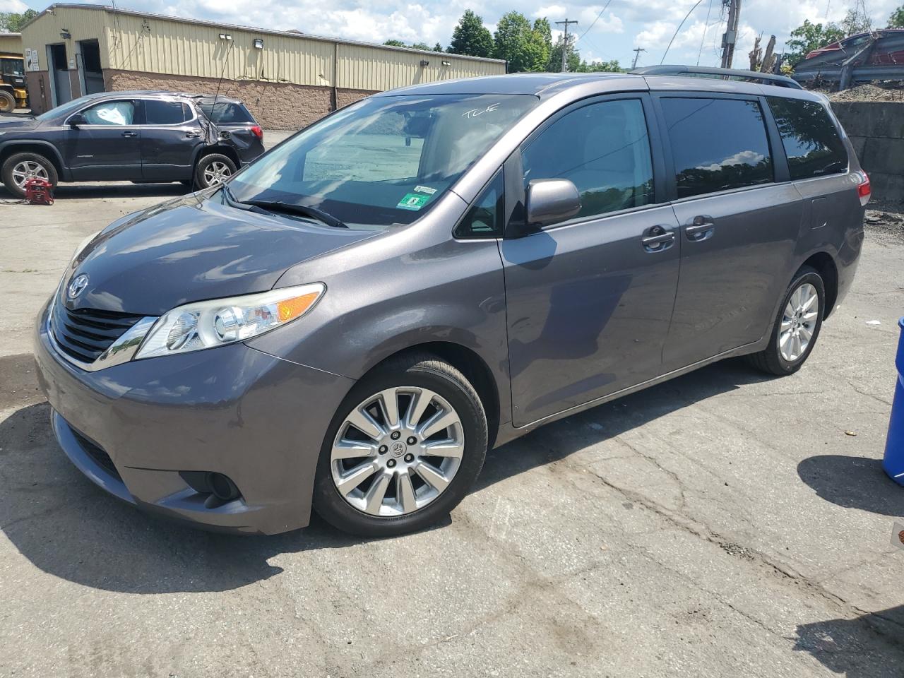 TOYOTA SIENNA LE 2014