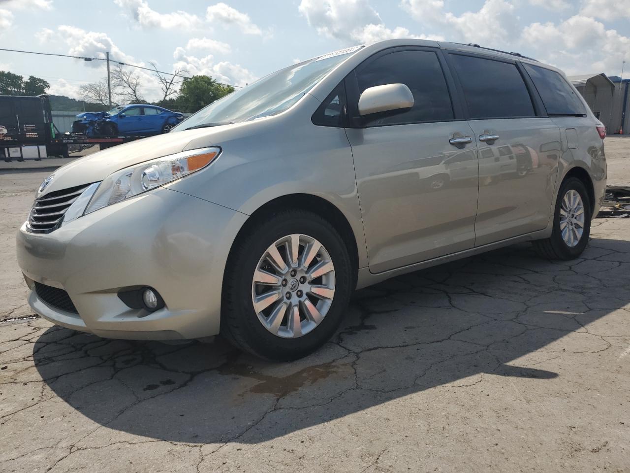 TOYOTA SIENNA XLE 2015