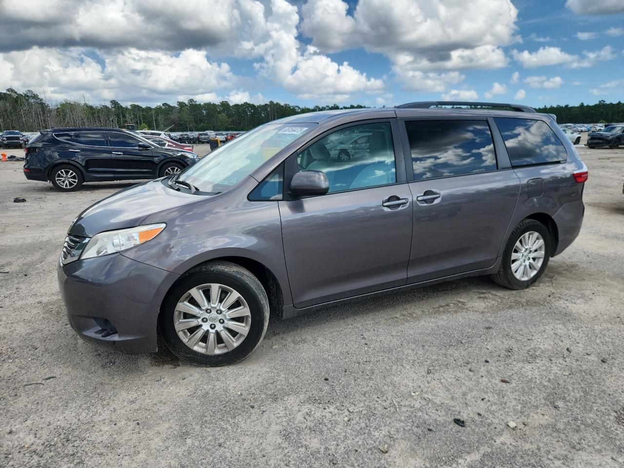 TOYOTA SIENNA LE 2015