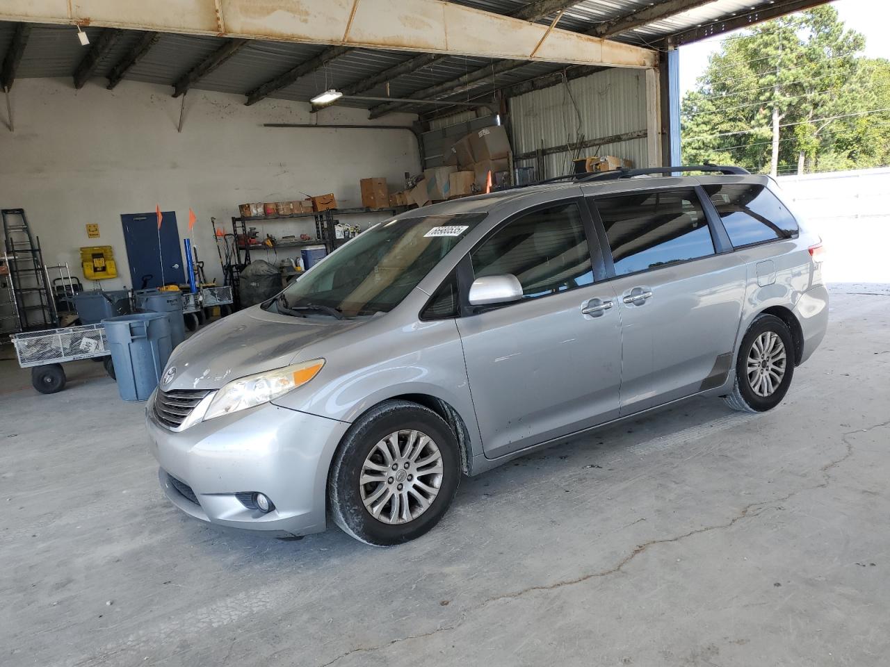 TOYOTA SIENNA XLE 2011