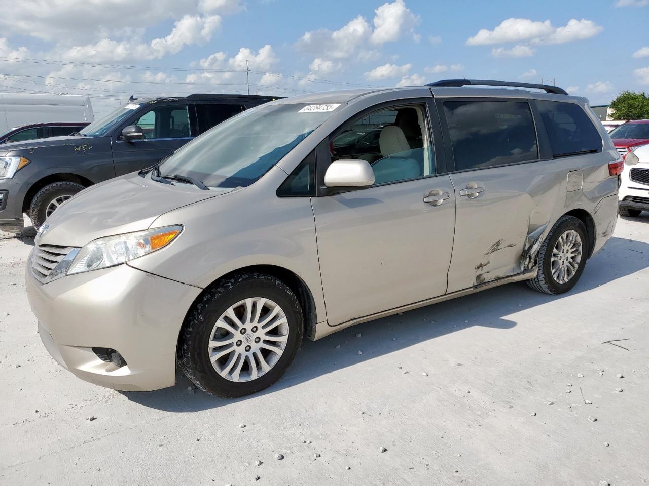 TOYOTA SIENNA LE 2015