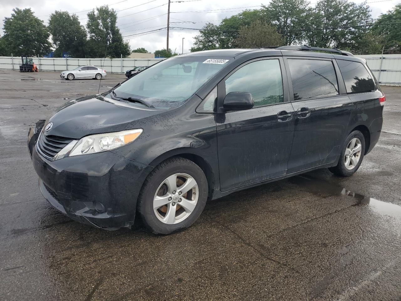 TOYOTA SIENNA LE 2013