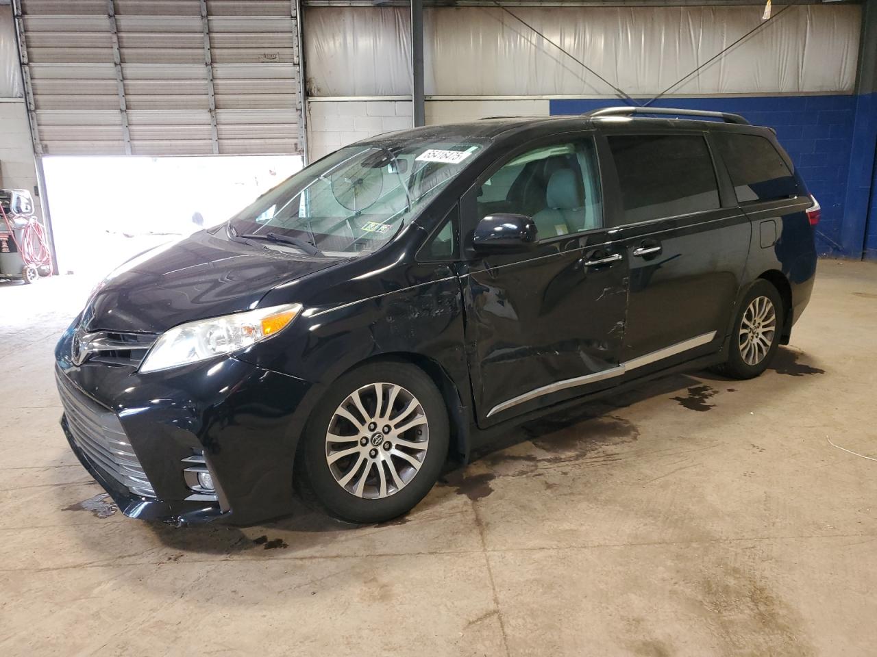 TOYOTA SIENNA XLE 2018