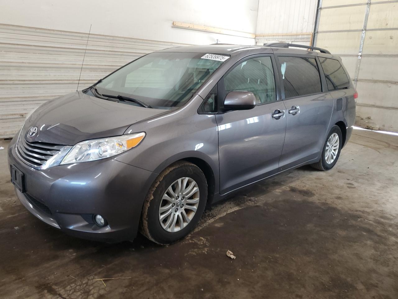 TOYOTA SIENNA XLE 2013