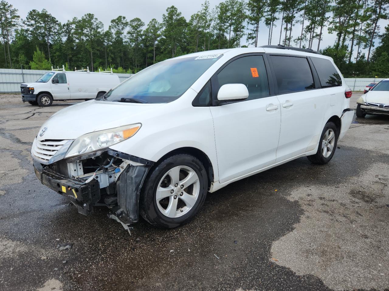TOYOTA SIENNA LE 2015