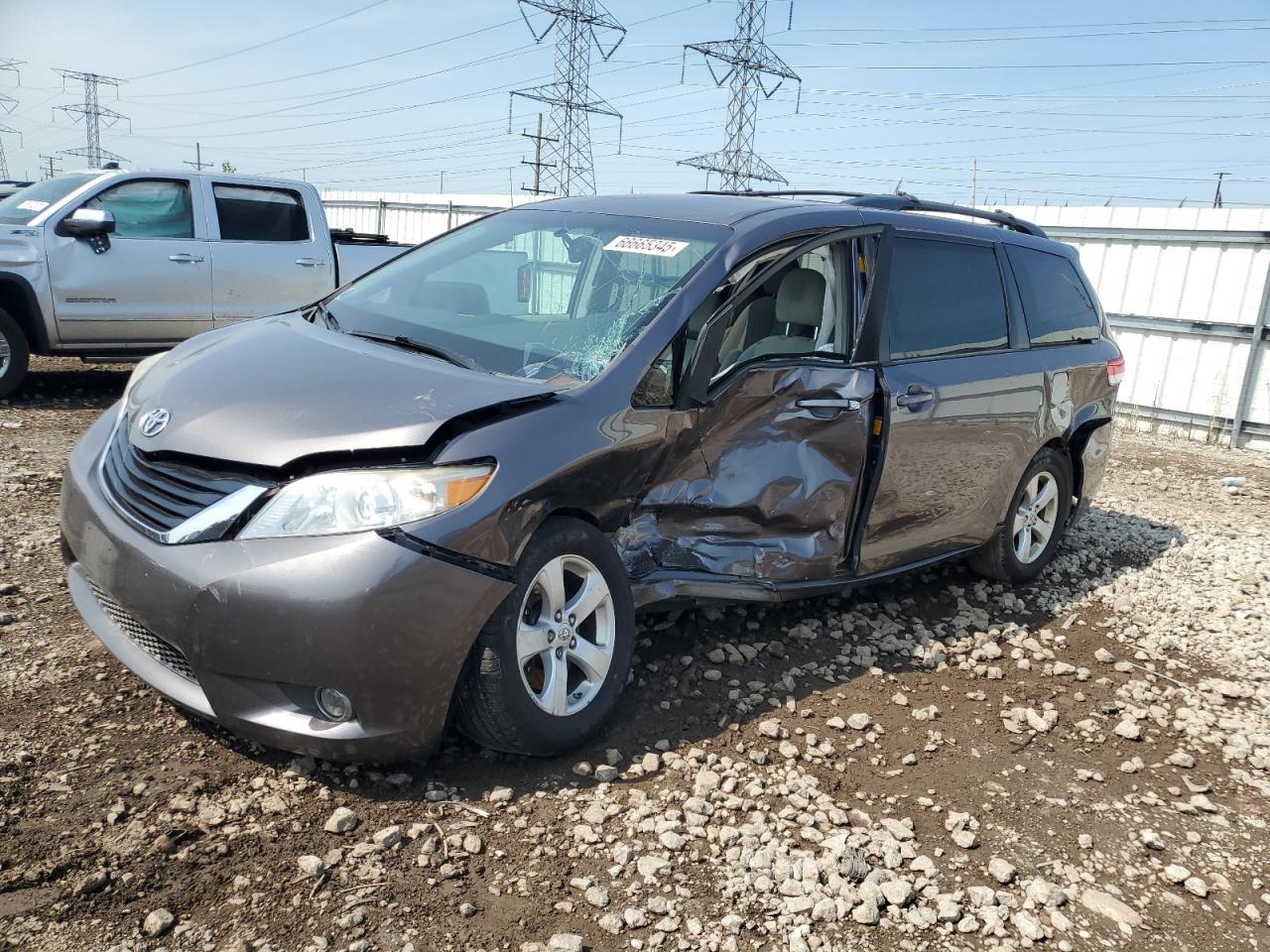 TOYOTA SIENNA LE 2013