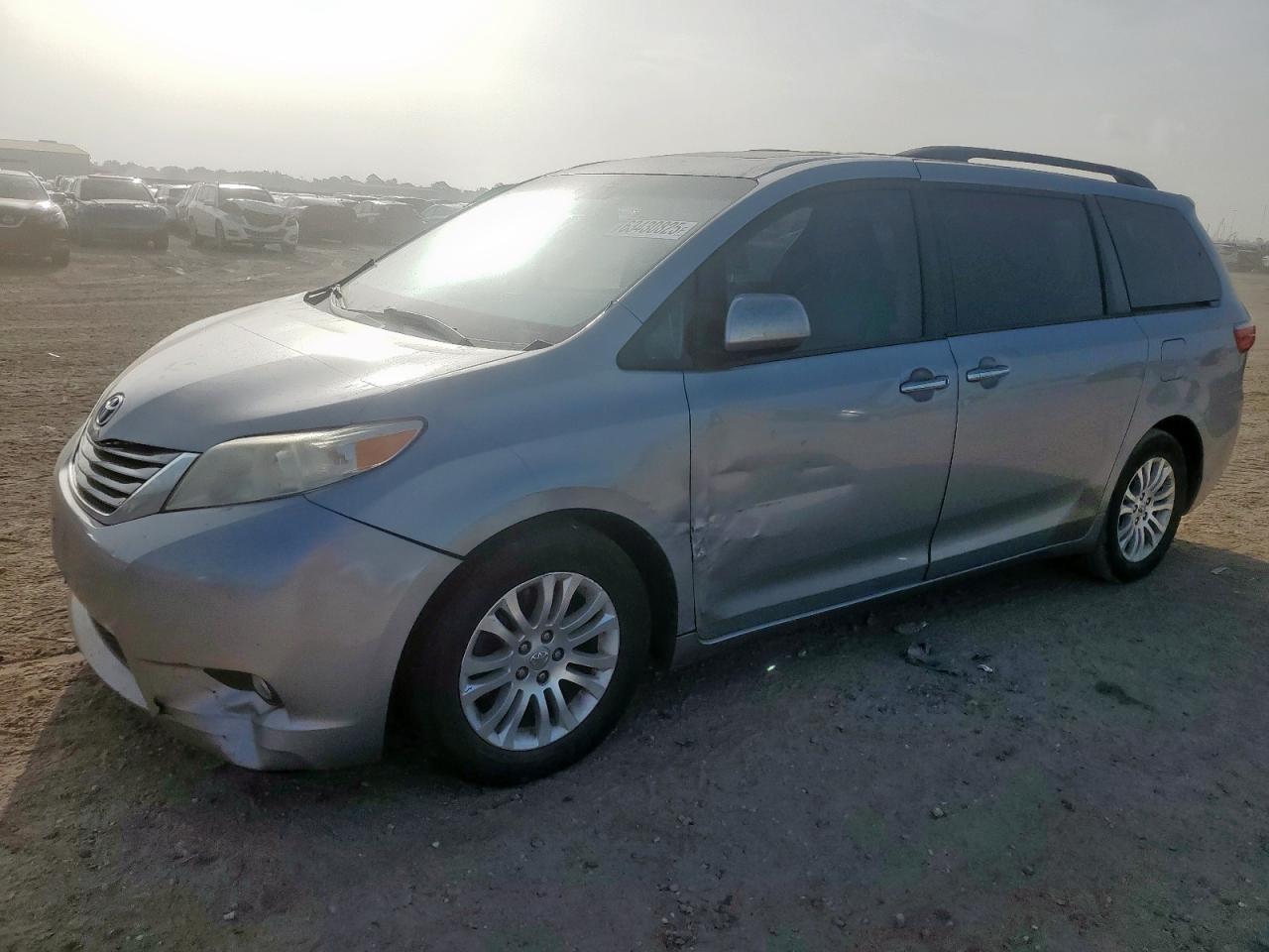 TOYOTA SIENNA XLE 2015