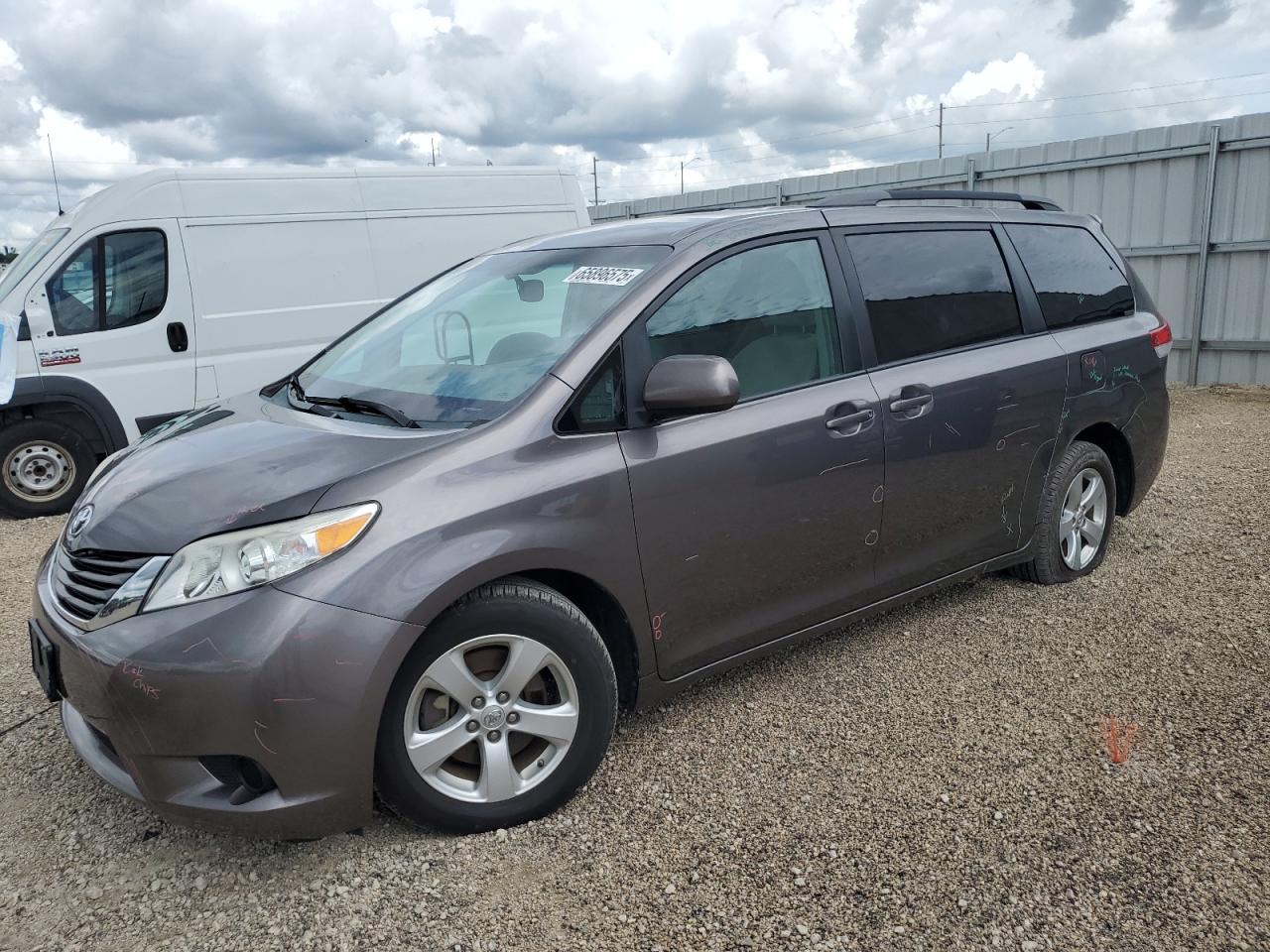 TOYOTA SIENNA LE 2014