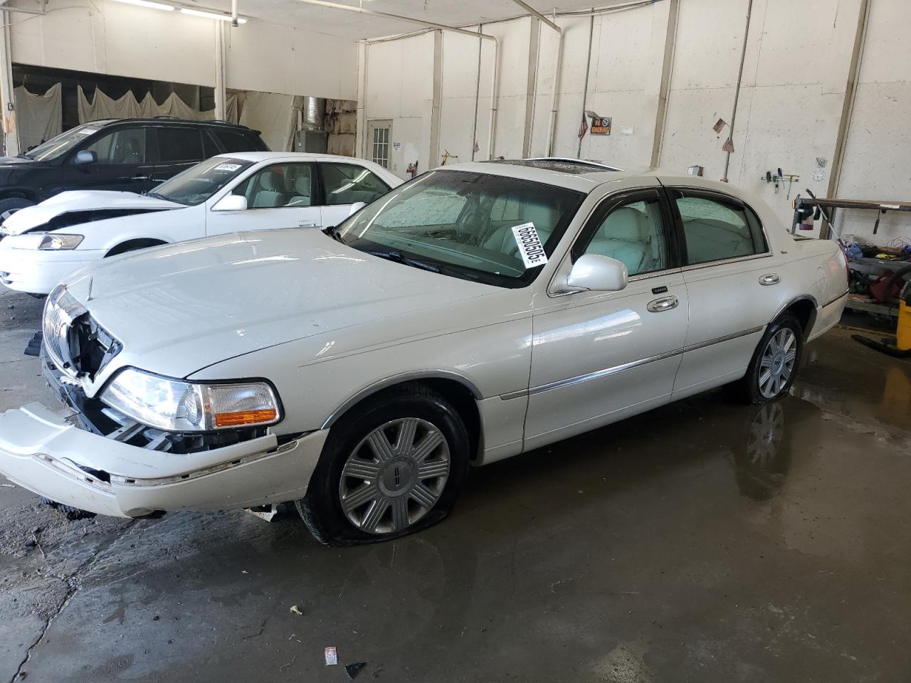 LINCOLN TOWN CAR U 2004