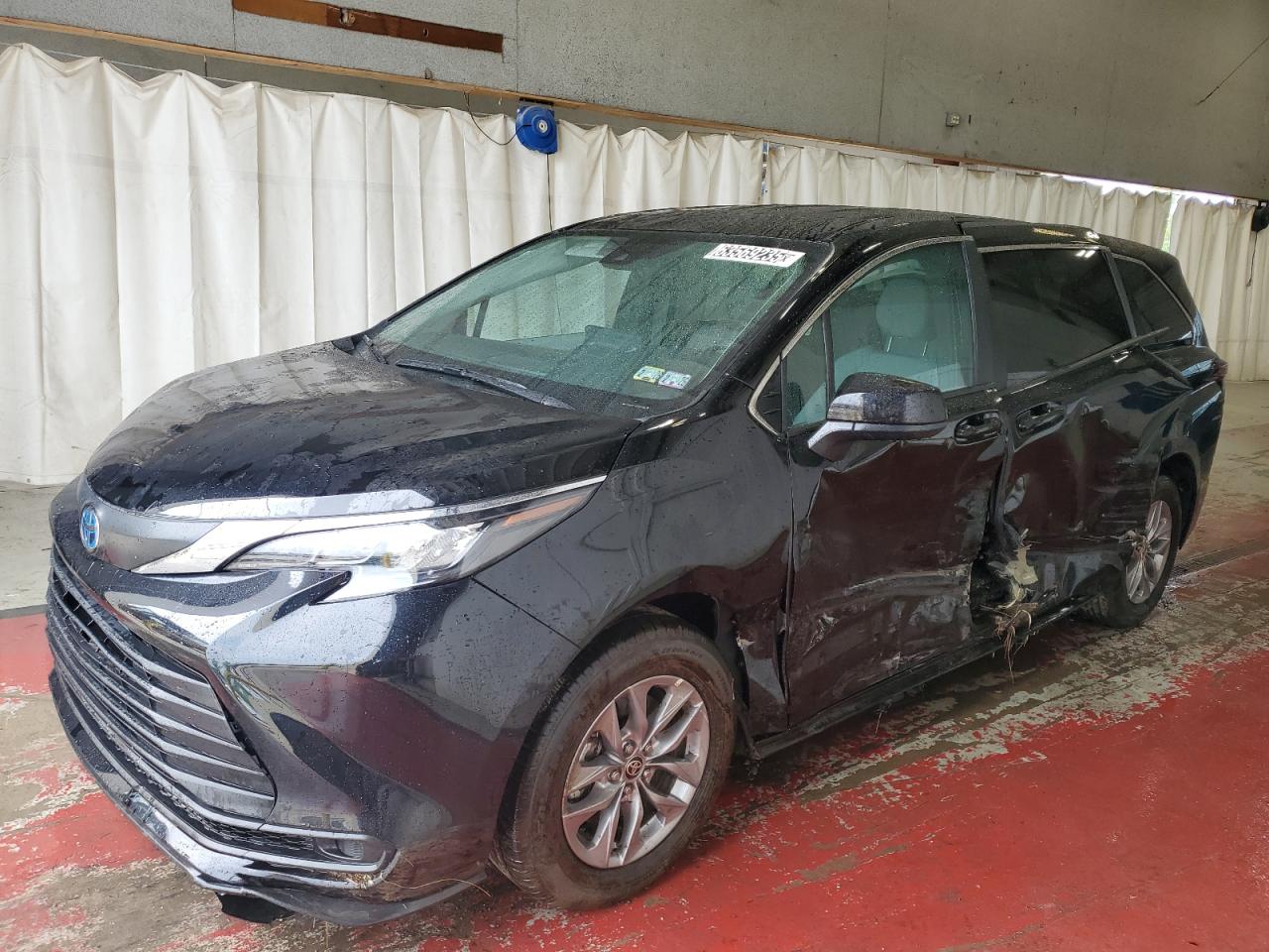 TOYOTA SIENNA LE 2025