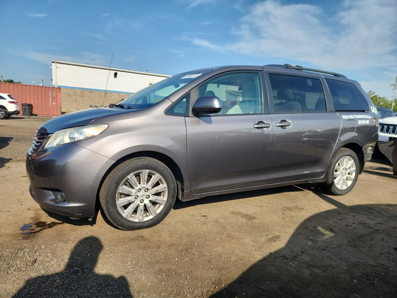 TOYOTA SIENNA LE 2011