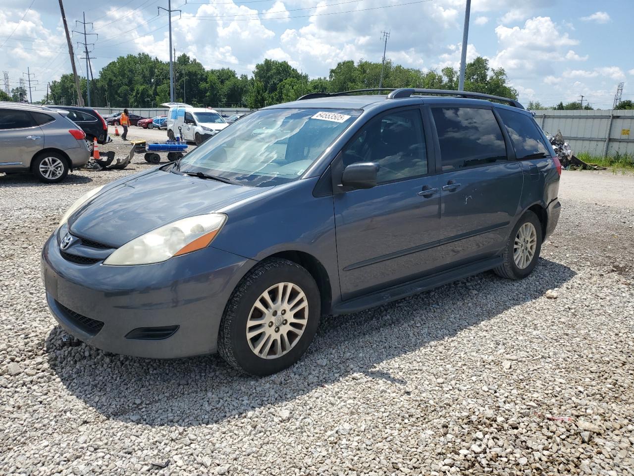 TOYOTA SIENNA LE 2009