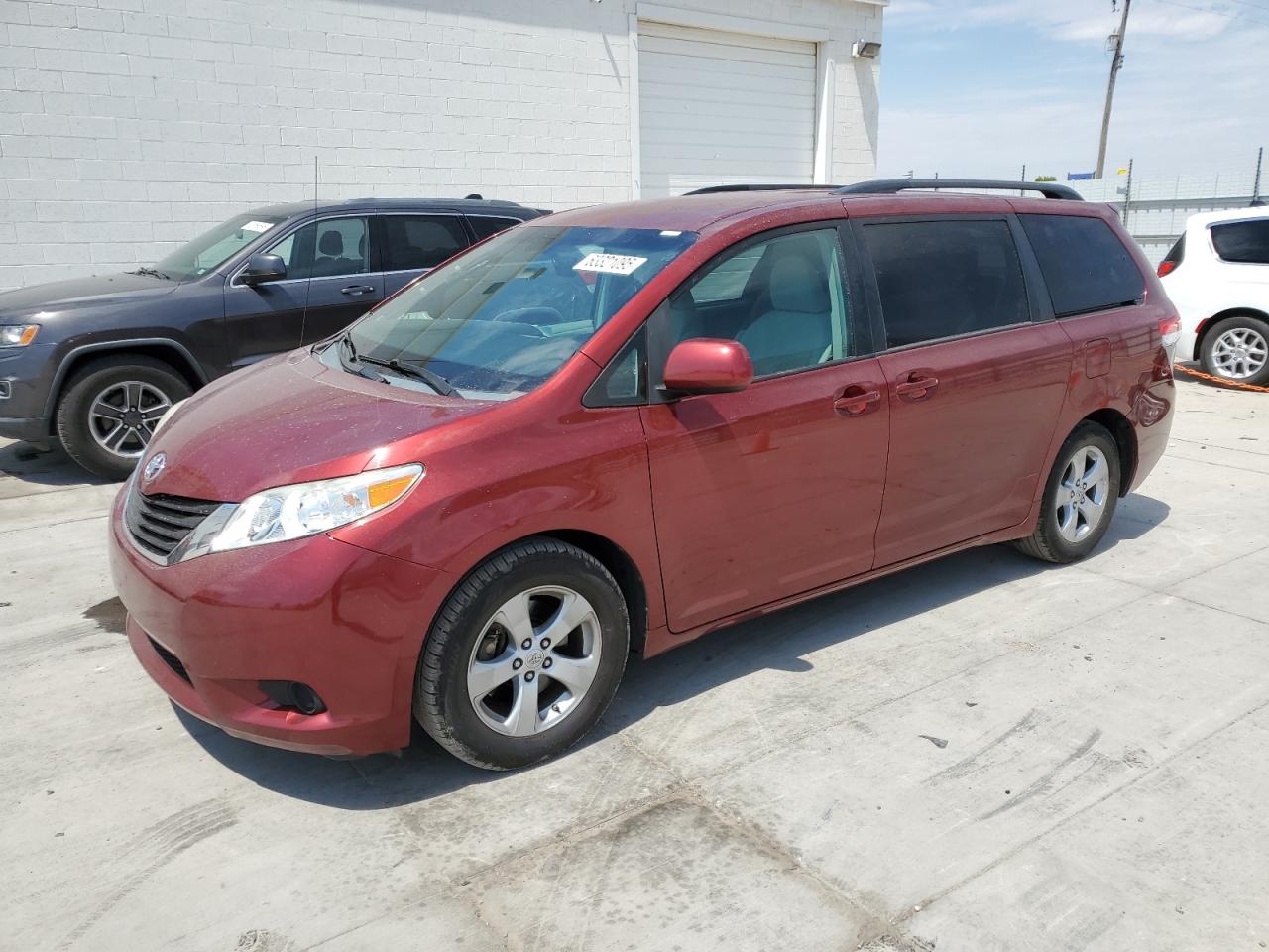TOYOTA SIENNA LE 2012