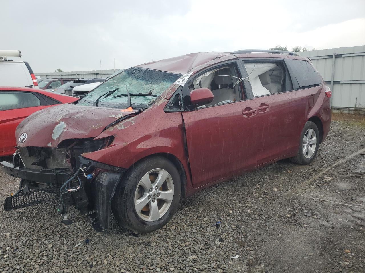 TOYOTA SIENNA LE 2015