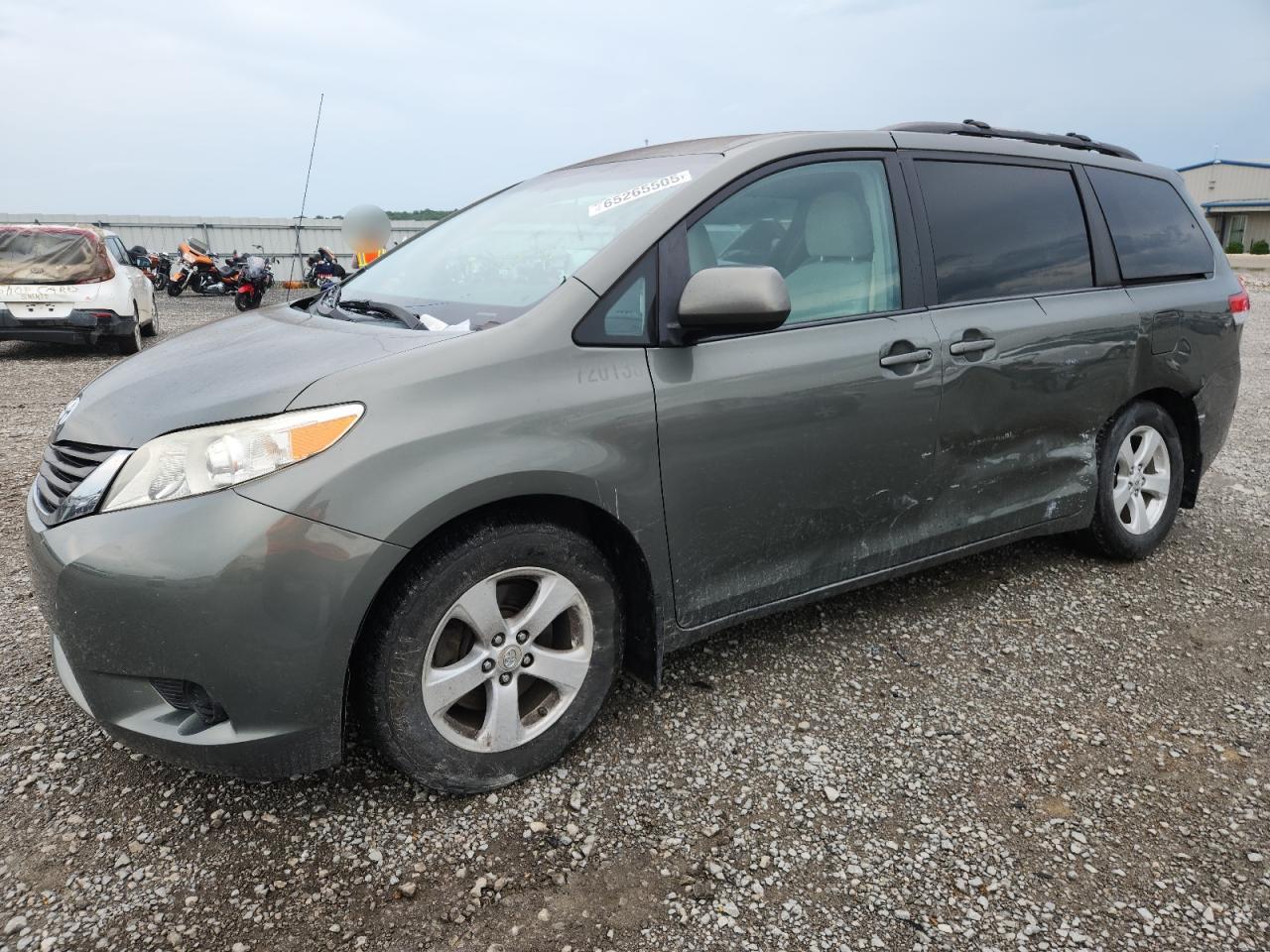 TOYOTA SIENNA LE 2011