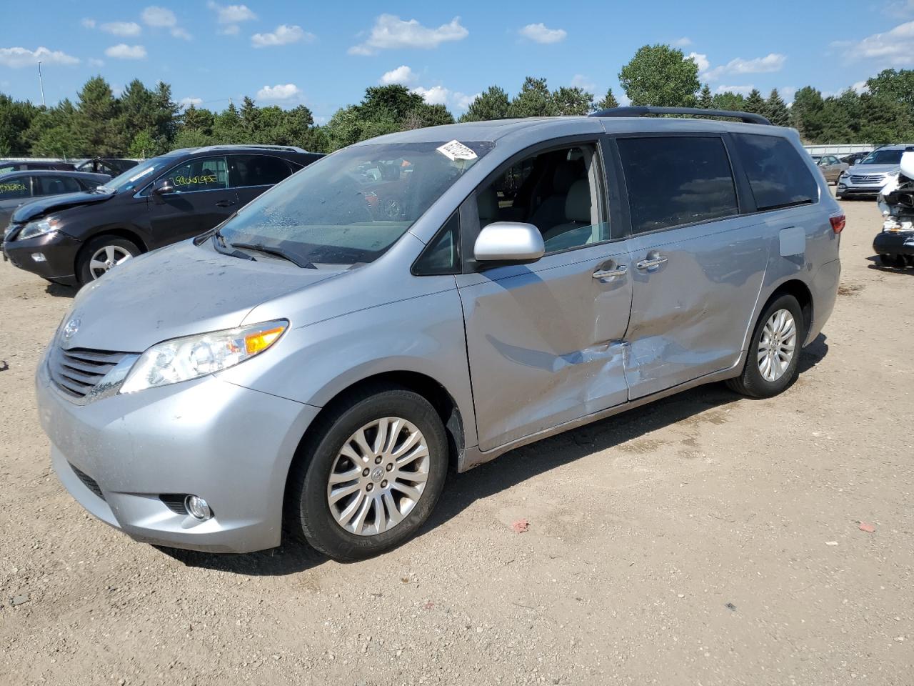 TOYOTA SIENNA XLE 2017