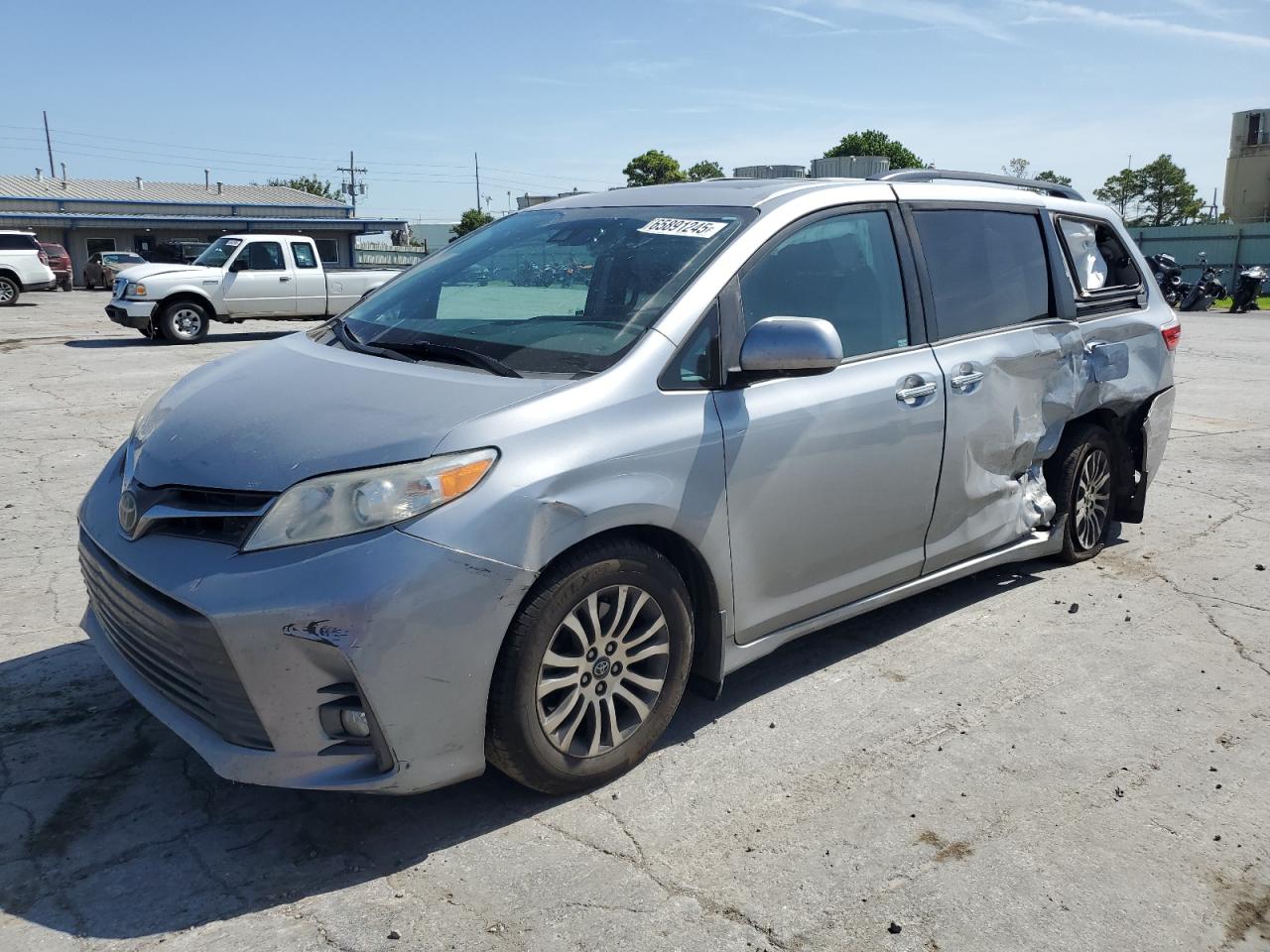 TOYOTA SIENNA XLE 2018