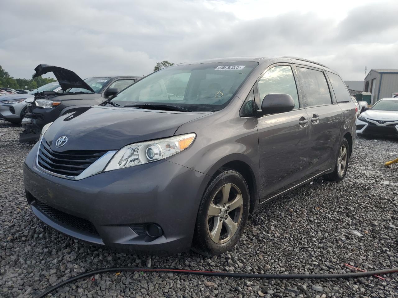 TOYOTA SIENNA LE 2013