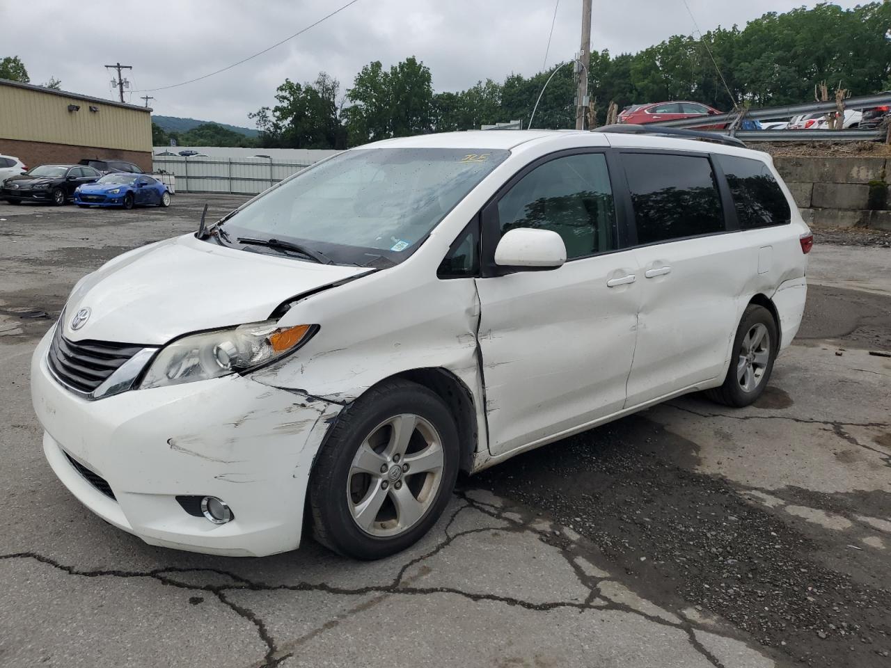 TOYOTA SIENNA LE 2015