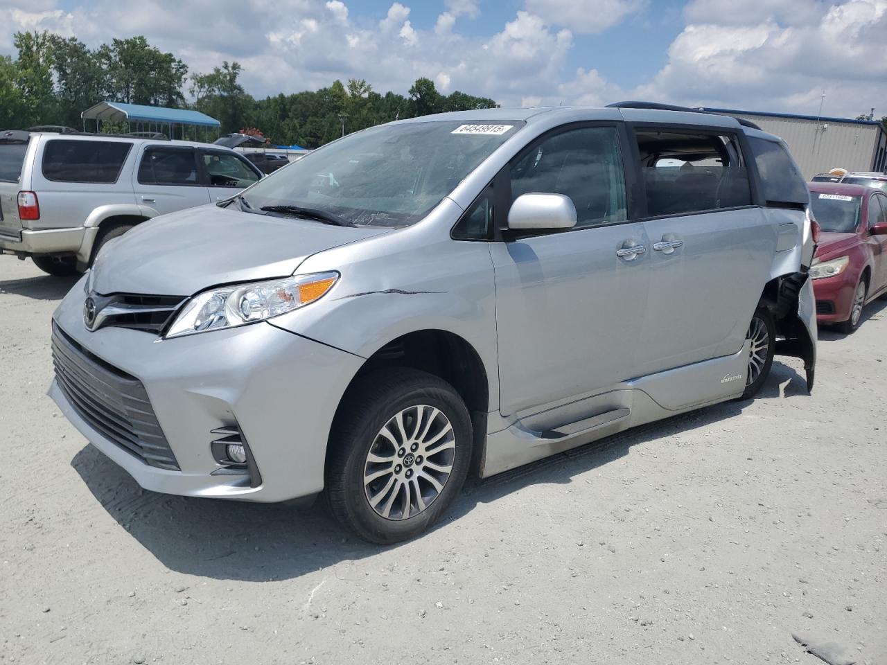 TOYOTA SIENNA XLE 2019