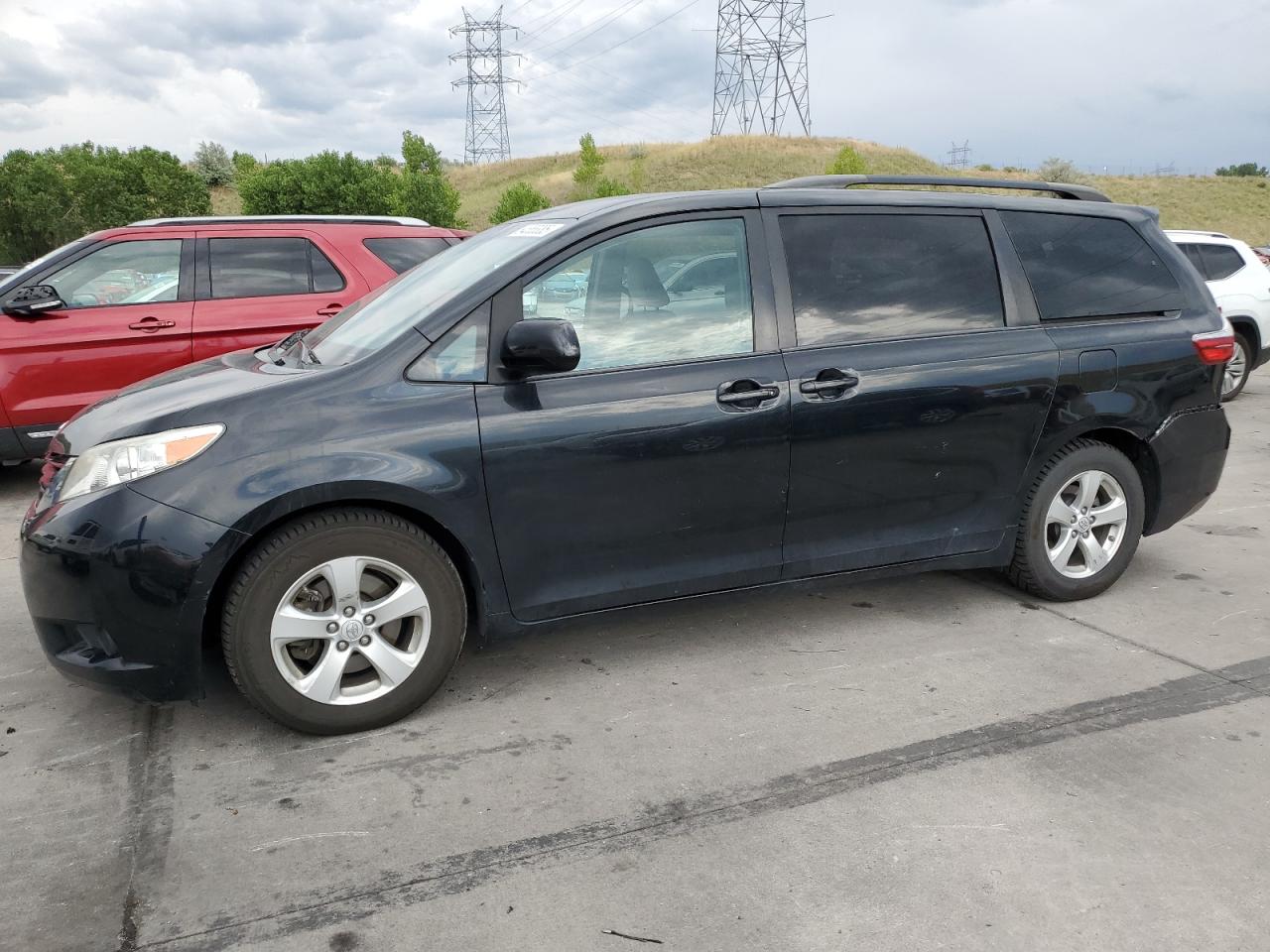 TOYOTA SIENNA LE 2016